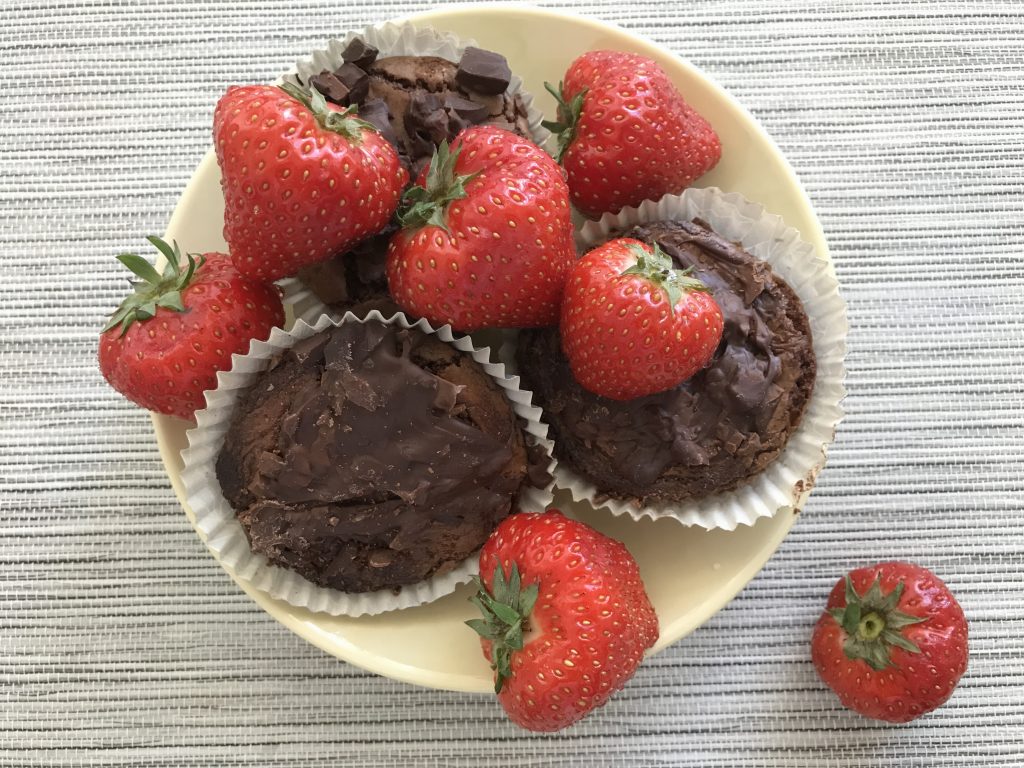 Chokladmuffins och jordgubbar