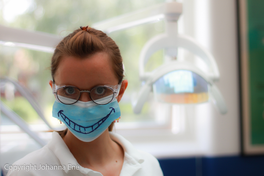 Tandsköterska Johanna Ene med munskydd  