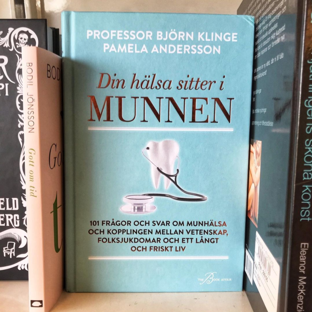 Din hälsa sitter i munnen : 101 frågor och svar om munhälsa och kopplingen mellan vetenskap, folksjukdomar och ett långt och friskt liv av Björn Klinge och Pamela Andersson.