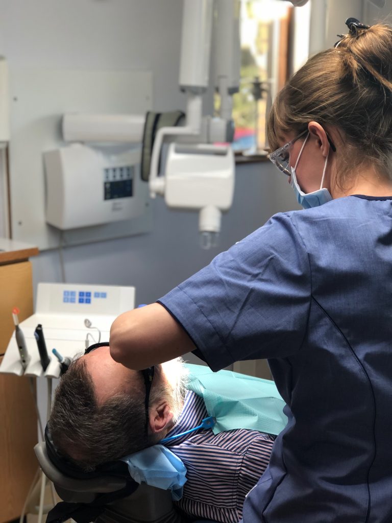 Tandsköterska Johanna Ene lägger bedövning på M4 Tandklinik i Lerum.