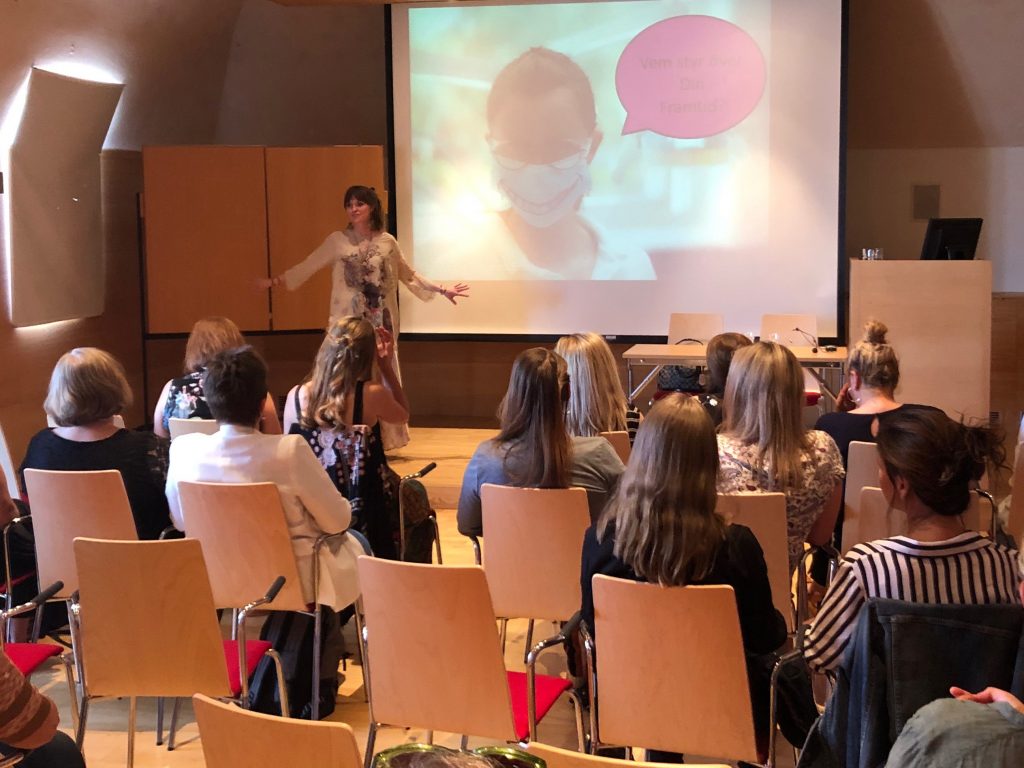 Föreläsning för tandsköterskor med tandsköterska Johanna Ene. Aqua Dental konferens för tandsköterskor i Göteborg 2019 med tandsköterska Johanna Ene.