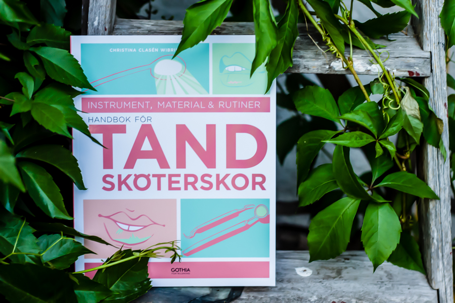 Tandsköterska kurslitteratur. Handbok För Tandsköterskor av Christina Clasén Wibring, Förlag Gothia Fortbildning. Foto Johanna Ene.
