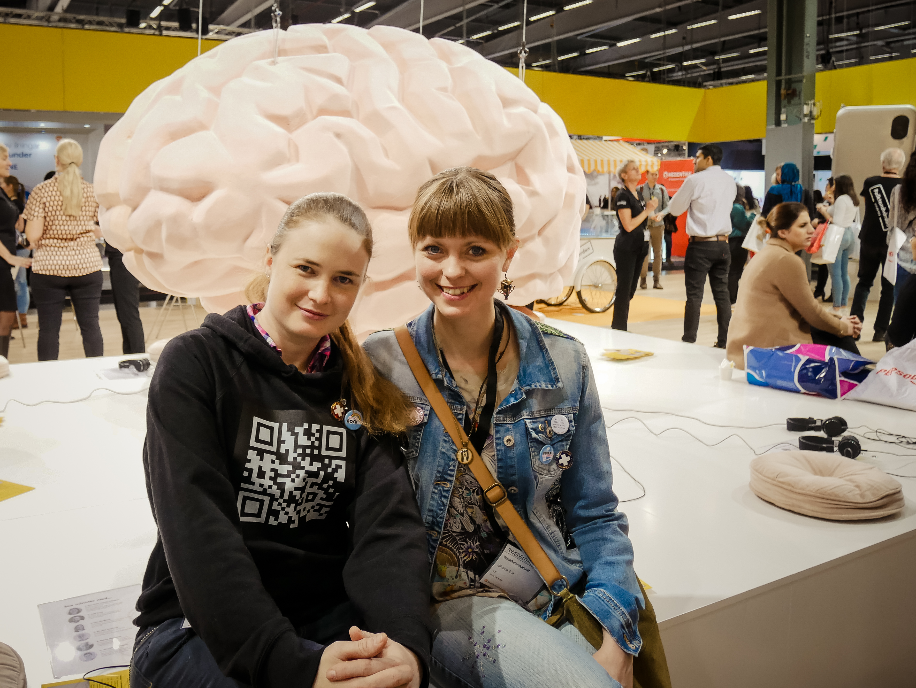 Tandsköterskor Hannah Sjöholm och Johanna Ene på Swedental i Stockholm 2019.