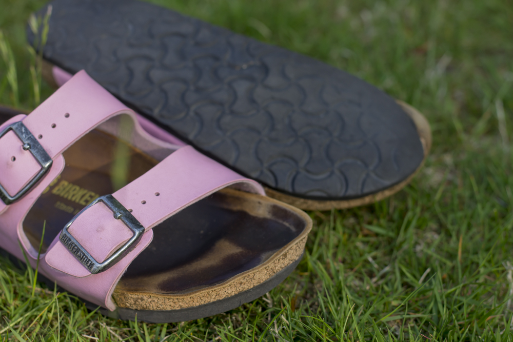 Rosa Birkenstock, sandaler arbetsskor tofflor. Foto Johanna Ene 2020.