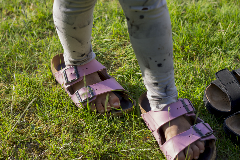 Rosa Birkenstock, sandaler arbetsskor tofflor. Foto Johanna Ene 2020.