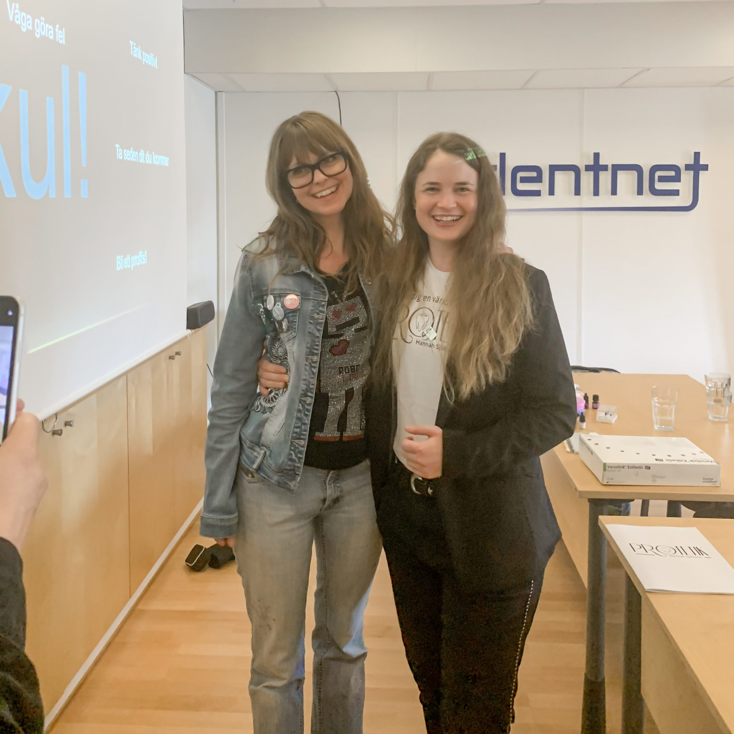 Kurs med tandsköterska Johanna Ene och tandsköterska Hannah Sjöholm.