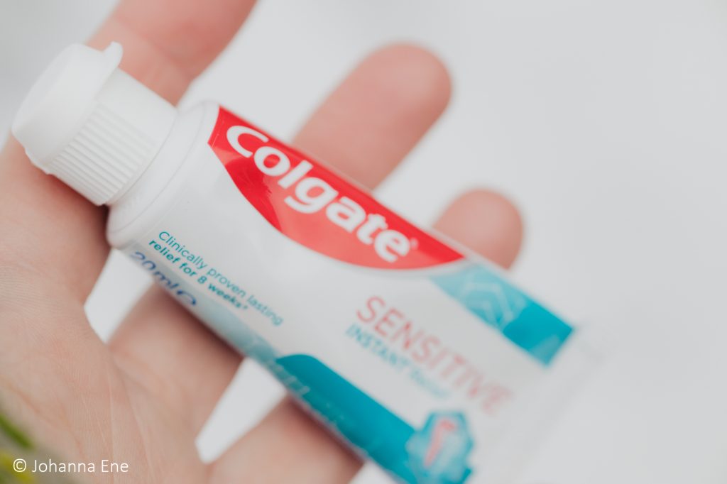 Tankräm Colgate Sensitive. Tandkräm mot ilningar i tänder. Vilken tandkräm ska jag ha när det isar i tänderna? Foto Johanna Ene 2022.