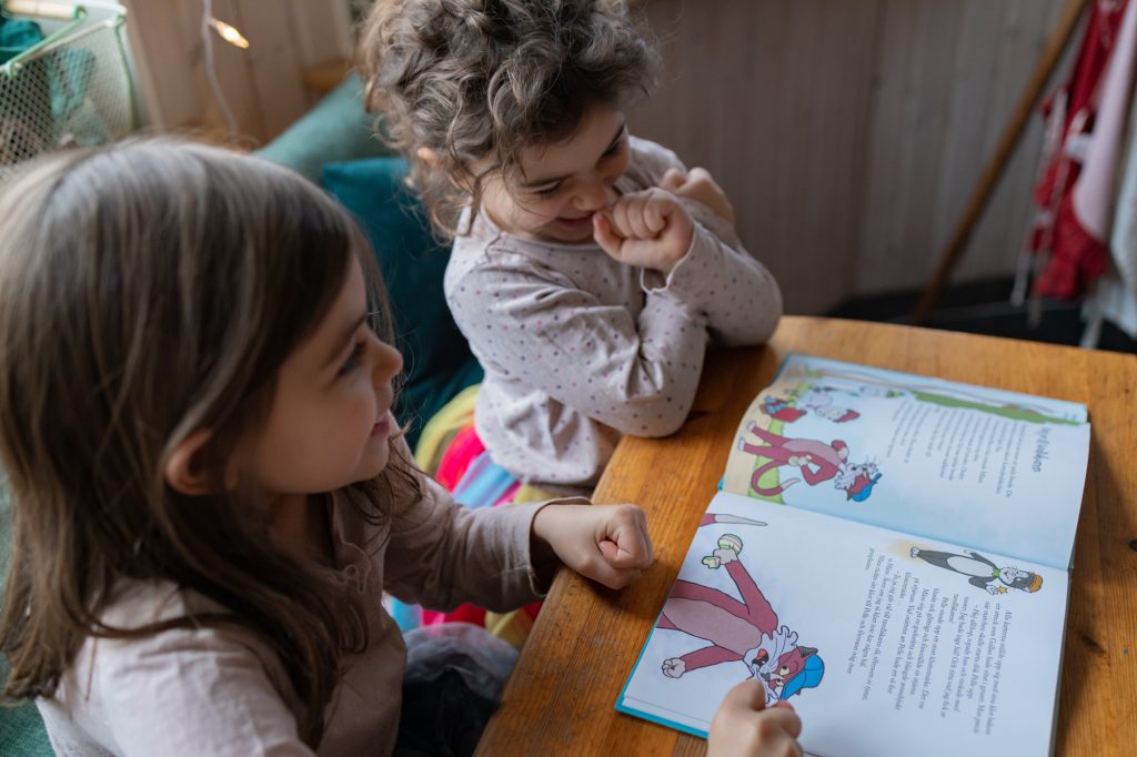 Barn läser barnbok om att borsta tänderna, Pelle Svanslös Skola Borsta Tänderna. Foto Johanna Ene 2022.