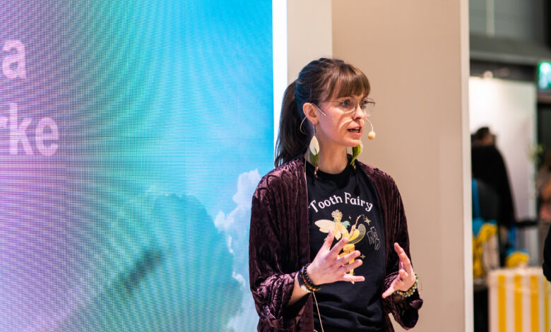 Tandsköterska Johanna Ene föreläser på Swedental, monter Folktandvården Sverige, 2022 om tandsköterskans roll. Foto: Folktandvården Västra Götaland