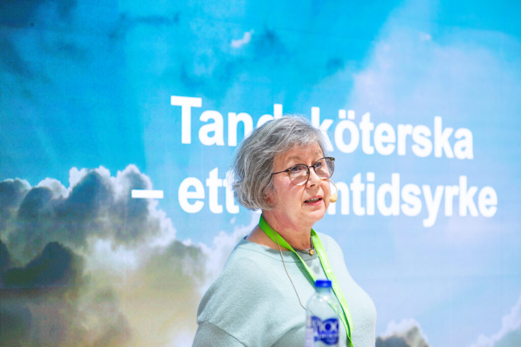 Tandläkare och klinikchef Anette Tunius (Folktandvården Floda) föreläser på Swedental, monter Folktandvården Sverige, 2022 om tandsköterskans roll. Foto: Folktandvården Västra Götaland