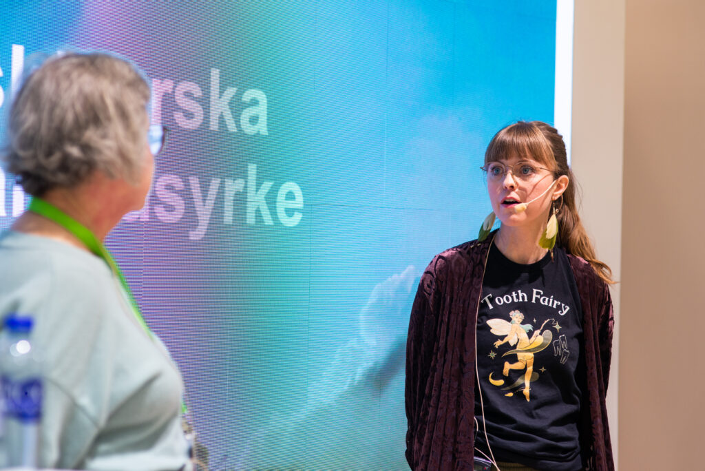 Tandsköterska Johanna Ene föreläser på Swedental, monter Folktandvården Sverige, 2022 om tandsköterskans roll. Foto: Folktandvården Västra Götaland