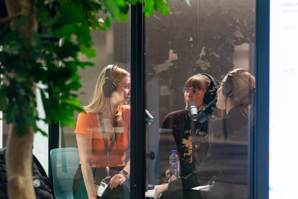 Tandsköterska Moa Swedin (nätverket Oh Dent) och tandsköterska Johanna Ene (Tandskoterskan.net) intervjuas av Nicole Winitsky för Blodad Tand Podcast, under Swedental 2022. Foto: Folktandvården Västra Götaland